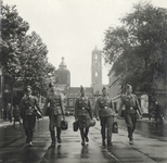 351651 Afbeelding van een groepje Duitse militairen op de Mariaplaats te Utrecht.